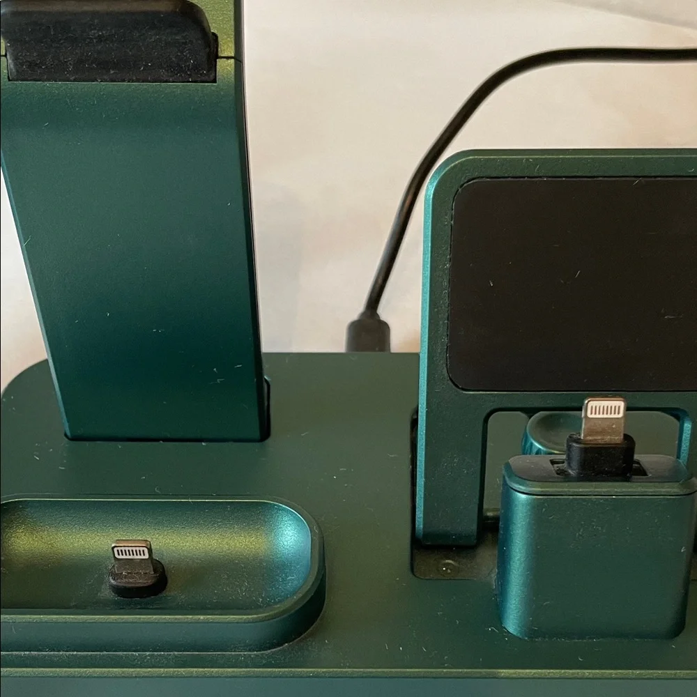 Universal Green Charging Station with Adapter‎